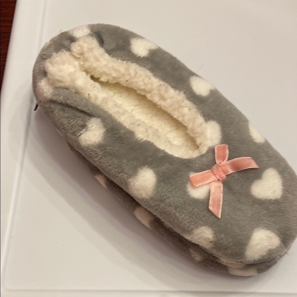 Memory Foam Cozy Gray and White Hearts Ladies Slippers NWT